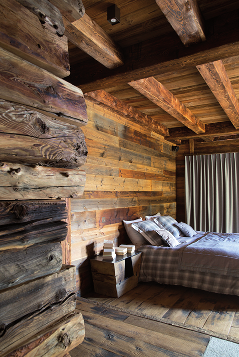 Beauté brute - chambre avec murs en bois et lit