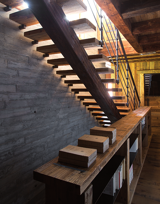 Beauté brute - escalier en bois avec éclairage