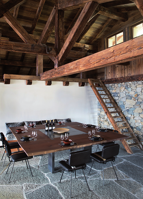 Beauté brute - salle à manger avec charpente apparente, escalier en bois, table en bois