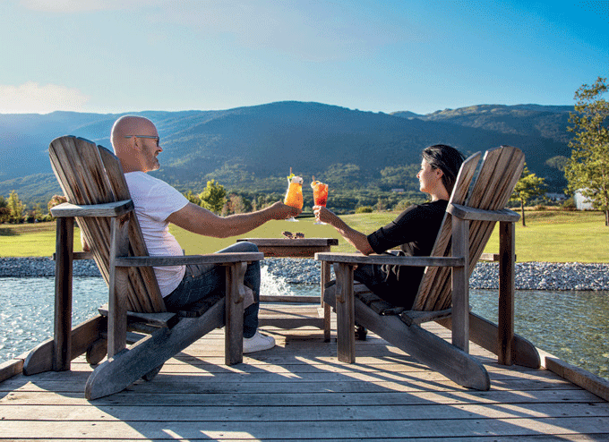 deux-personnes-sur-des-chaises-en-bois-avec-des-cocktails-dans-les-mains-au-Jiva-Hill-Resort