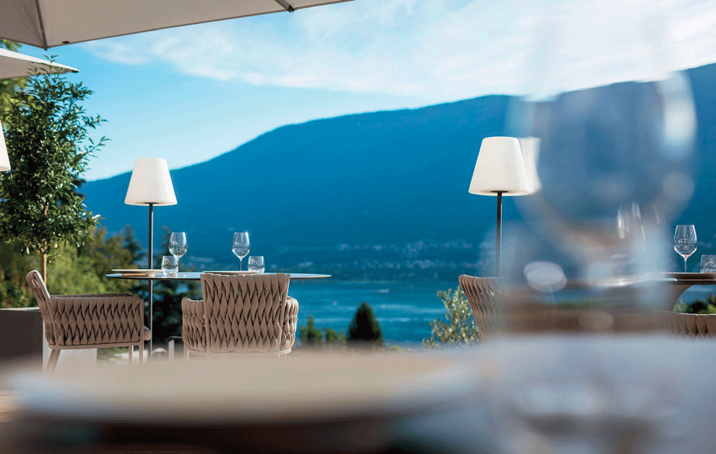 terrasse-avec-vue-sur-le-lac-du-bourget-depuis-l'hotel-l'incomparable