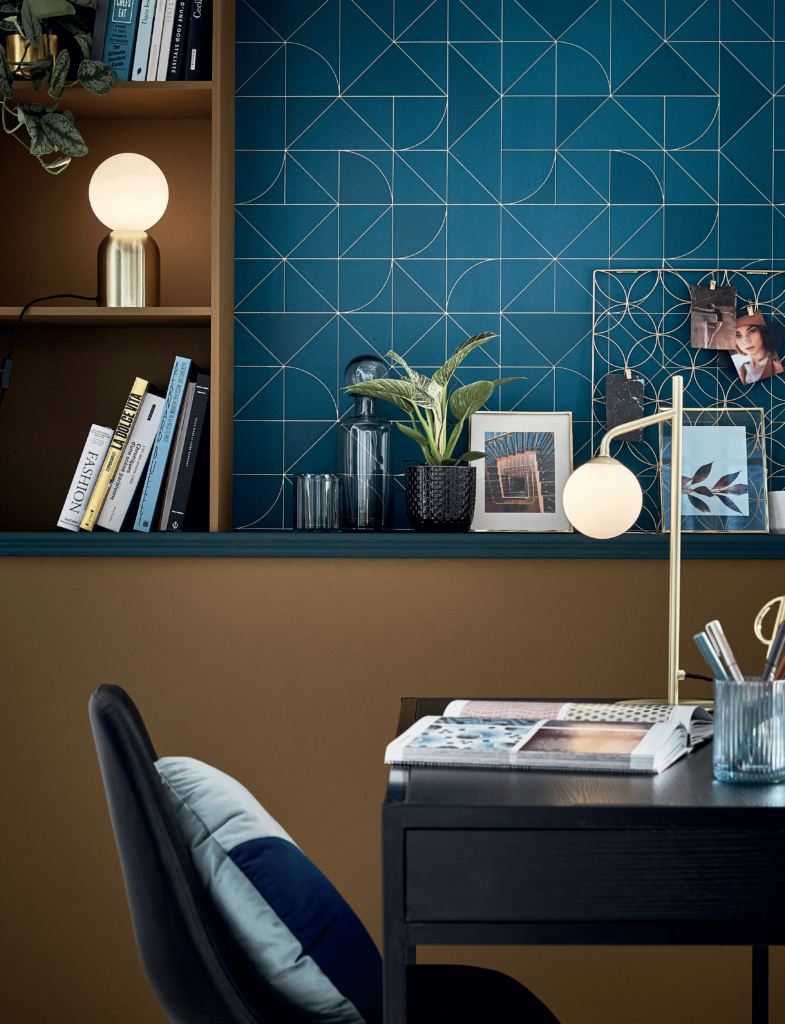 Bureau avec décorations design à la Milanaise. Luminaire originaux et mur bleu avec des motifs