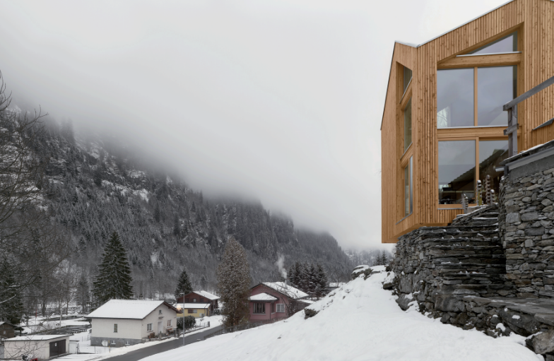 facade maison bois dans la neige