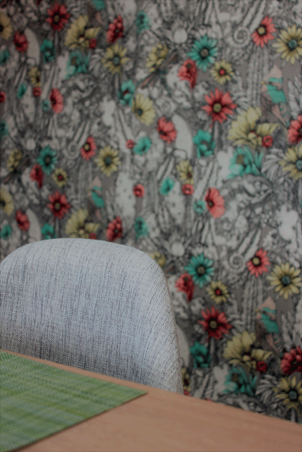 table-chaise-et-papier-peint-floral