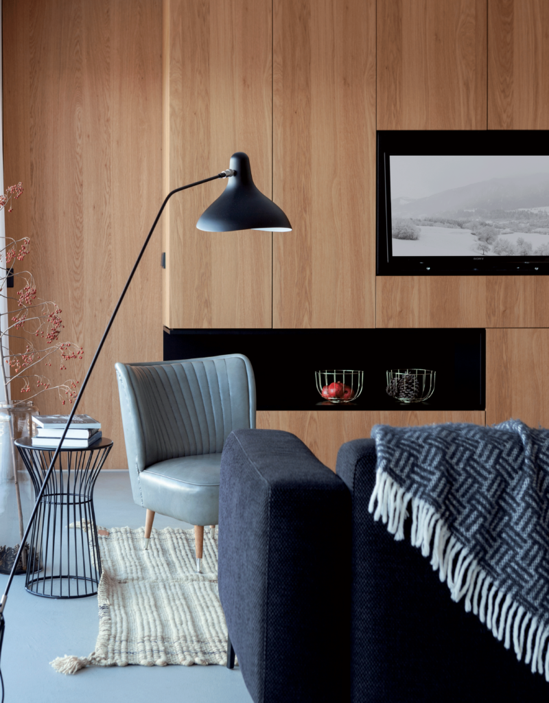Salon-avec-mur-en-bois-clair---tapis-de-Fritz-Hansen,-table-d'appoint-Bo-Concept