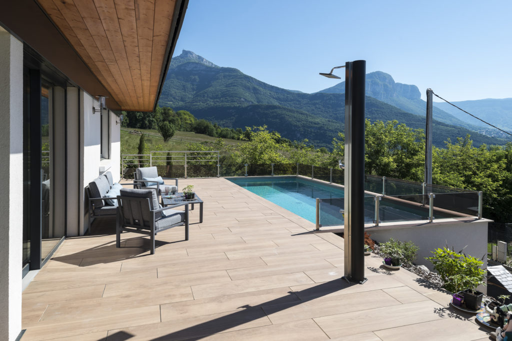 Terrasse avec piscine extérieur de la maison de vision bois construction
