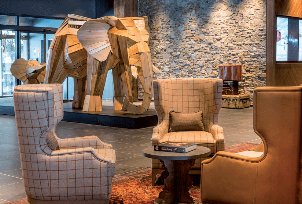 lobby-style-montagne-éléphant-en-bois-fauteuils-club-med-la-rosière