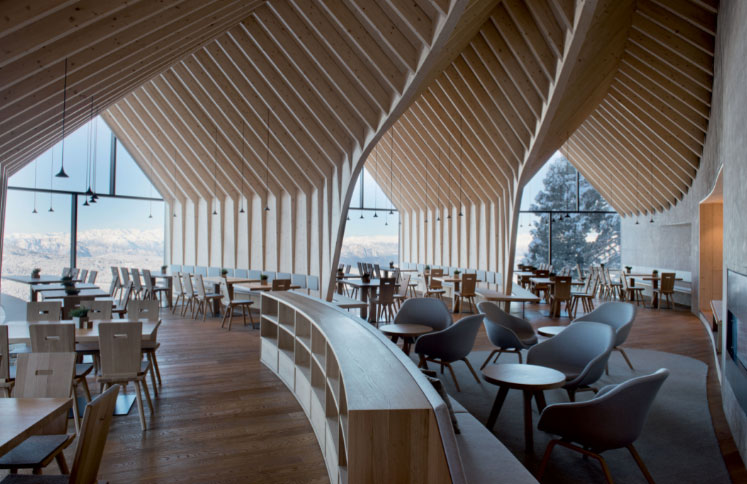 salle-du-restaurant-d'altitude-le-refuge-oberholz-avec-charpente-apparente-originale-en-bois-clair