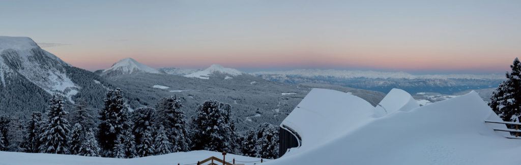 toit-du-refuge-oberholz-avec-vue-panoramique-sur-les-montagnes-autrichiennes
