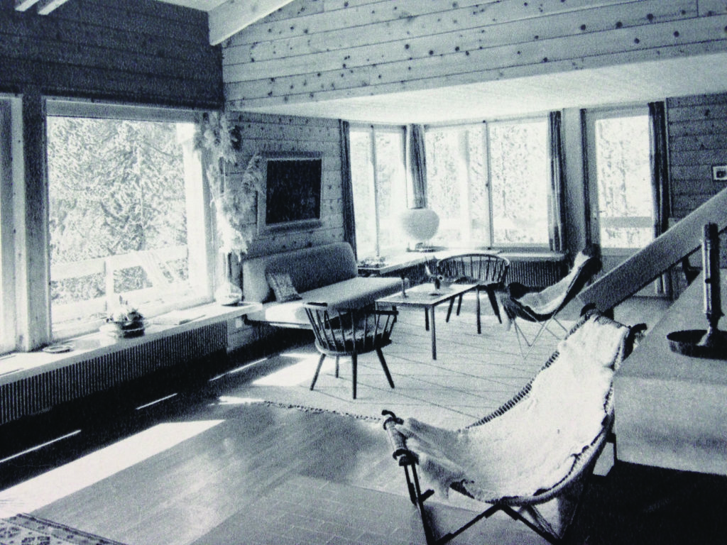 Grandes ouvertures dans un mobilier de montagne, salon en bois