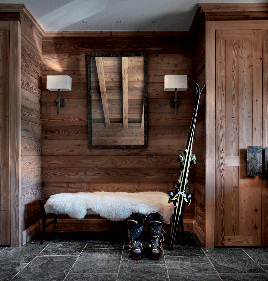 banc pose ski dans chalet en bois 