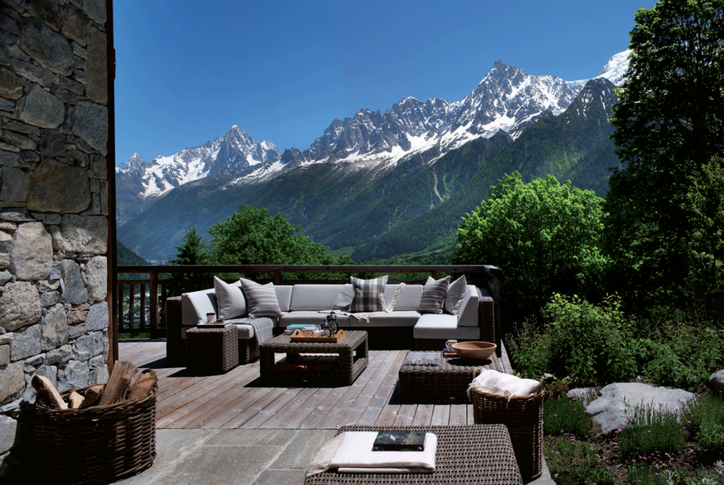 terrasse extérieure vue montagne avec confort et luxe