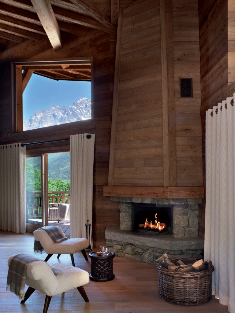 cheminée fenêtre vue montagne, coin confort et luxe
