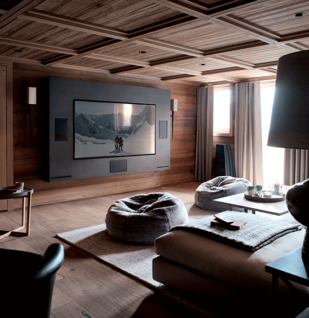 espace repos devant écran plat avec canapé et fauteuils dans chalet du luxe