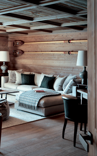 espace détente dans chalet du luxe avec canapé confort